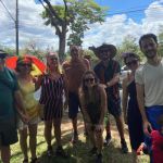 Mantra e família: Pena de Pavão de Krishna celebra 13 anos unindo gerações