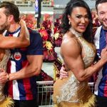 Gracyanne Barbosa é flagrada aos beijos com novo namorado durante desfile