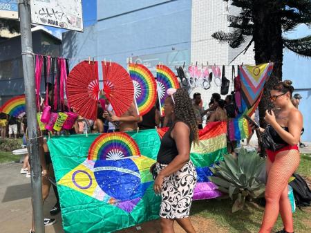 Itens com menções ao Orgulho LGBTQIAPN+ fazem sucesso no Carnaval de BH