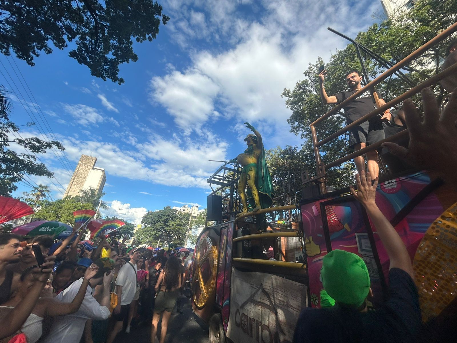 Furacão Trembase transforma folia no Floresta em Carnaval de leques e música eletrônica