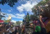 Furacão Trembase transforma folia no Floresta em Carnaval de leques e música eletrônica