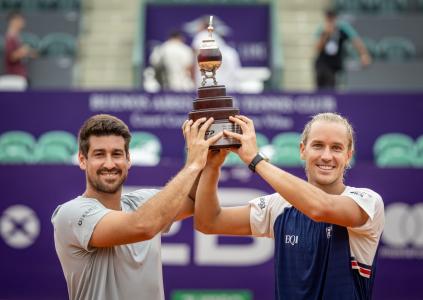 Orlando Luz e Rafael Matos com a taça do ATP 250 de Buenos Aires