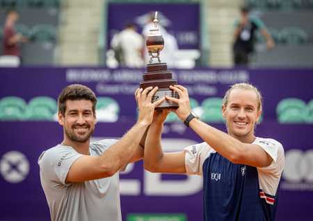 Orlando Luz e Rafael Matos com a taça do ATP 250 de Buenos Aires