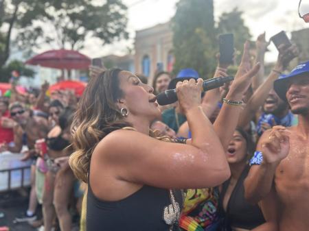 Cantora não deixou de se apresentar para os milhares de foliões que a aguardavam no bairro Floresta
