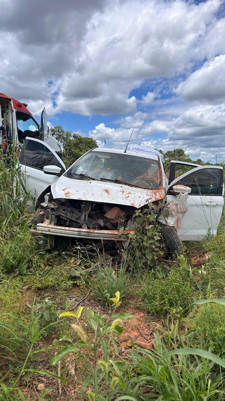Tragédia na MG-402: família sofre grave acidente no Norte de MG; uma pessoa morreu