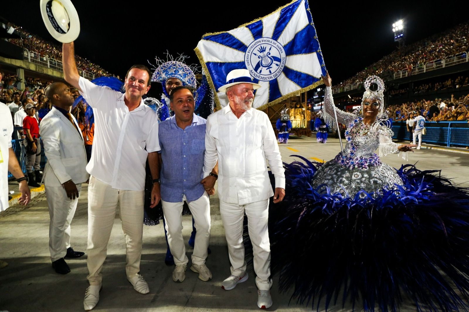 Homenageado na Sapucaí, Lula evita polêmica e diz que só assistiu ao desfile