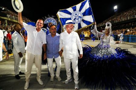 Lula recebe homenagem da Acadêmicos de Niterói e tem nome cantado na Sapucaí