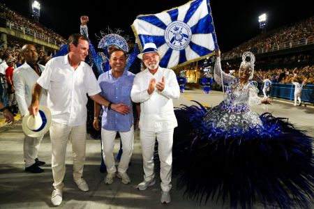 Lula recebe homenagem da Acadêmicos de Niterói e tem nome cantado na Sapucaí