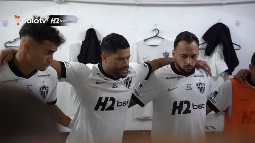 Hulk (ao centro), atacante do Atlético, em preleção aos jogadores antes de jogo contra o Itabirito