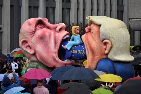 Tradicionais desfiles na Alemanha têm sátira política e críticas a Putin e Trump