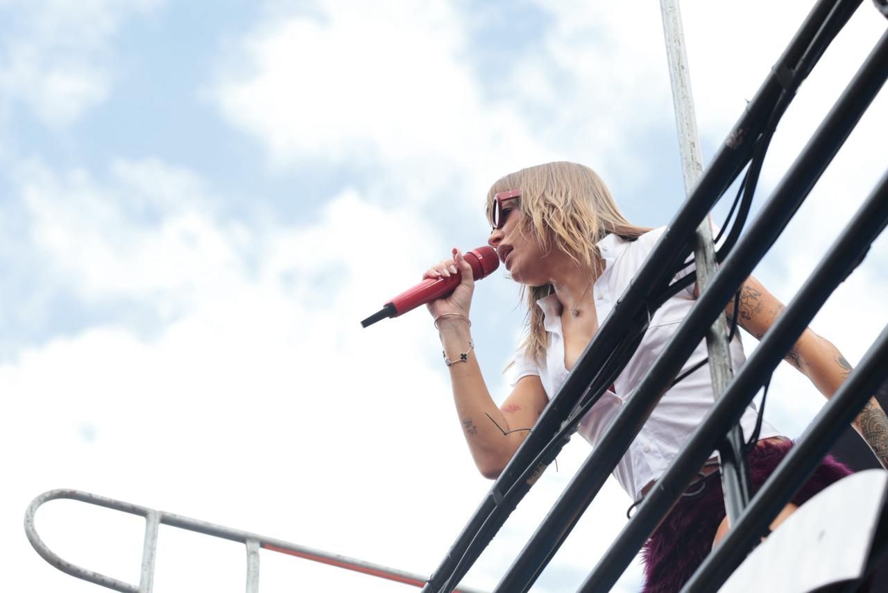 Vídeo: Luísa Sonza dá bronca em folião durante bloco no Carnaval de BH