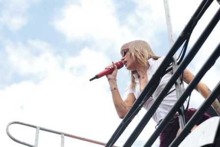 Bloco de Luísa Sonza durante apresentação do Carnaval de BH nesta segunda-feira (16)