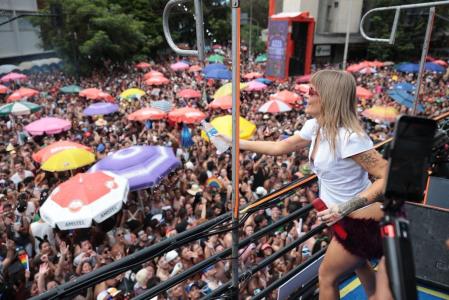 Bloco de Luísa Sonza durante apresentação do Carnaval de BH nesta segunda-feira (16)