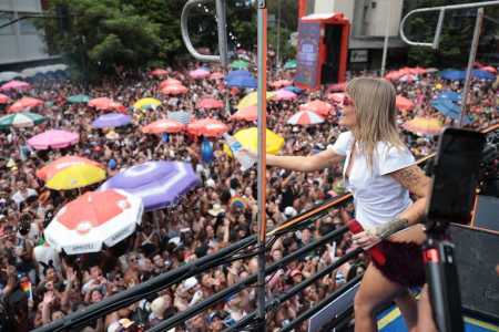Bloco de Luísa Sonza durante apresentação do Carnaval de BH nesta segunda-feira (16)