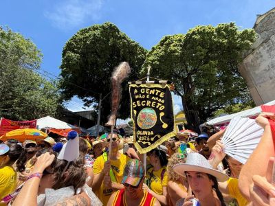 Cortejo do bloco Pitombeira dos Quatro Cantos, em Recife, nesta segunda-feira (16) de Carnaval