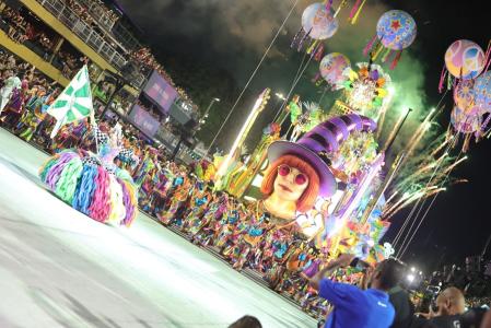 Segundo dia de desfiles das escolas de samba do Rio de Janeiro