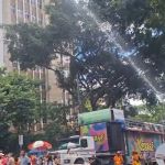 Foliões se refrescam com banho de mangueira no Juventude Bronzeada