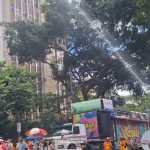 Foliões se refrescam com banho de mangueira no Juventude Bronzeada