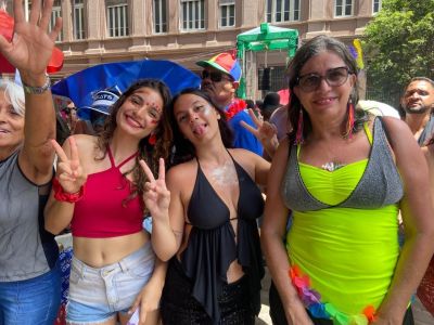 Adolescente foi com a mãe e uma amiga para o bloco