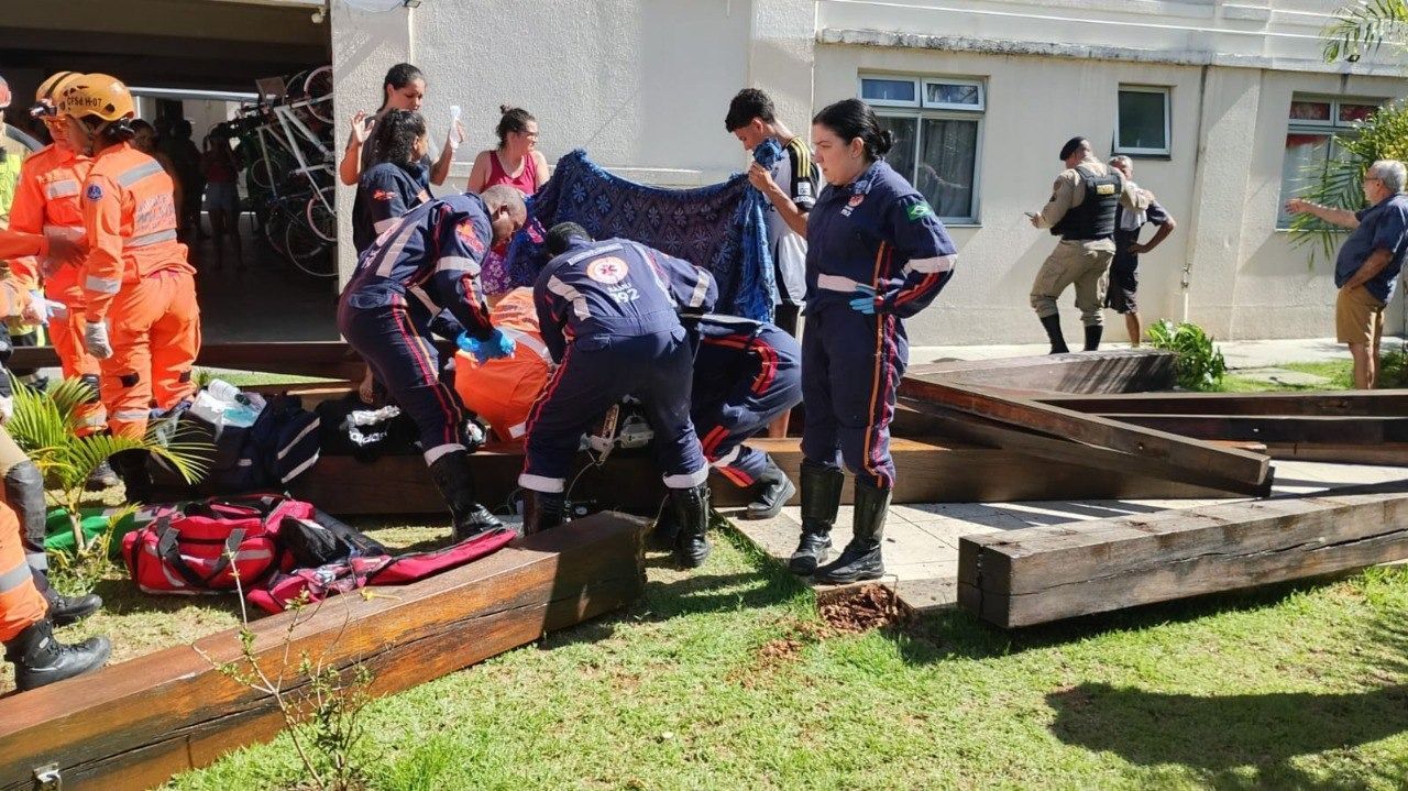 Polícia investiga desabamento de estrutura da madeira que matou criança em Vespasiano