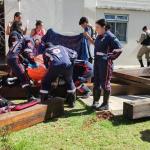 Polícia investiga desabamento de estrutura da madeira que matou criança em Vespasiano