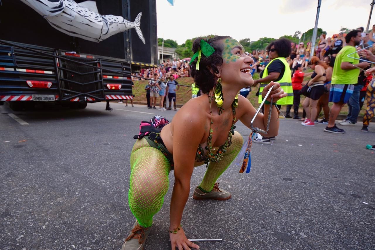 Carnaval em BH: bloco 'Pisa na Fulô' transforma rua em salão de dança no último dia de folia