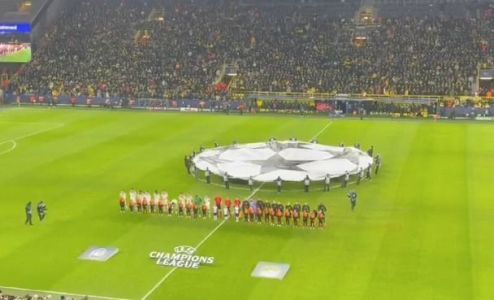 Kauã Prates acompanha a jogo do Borussia Dortmund pela Uefa Champions League