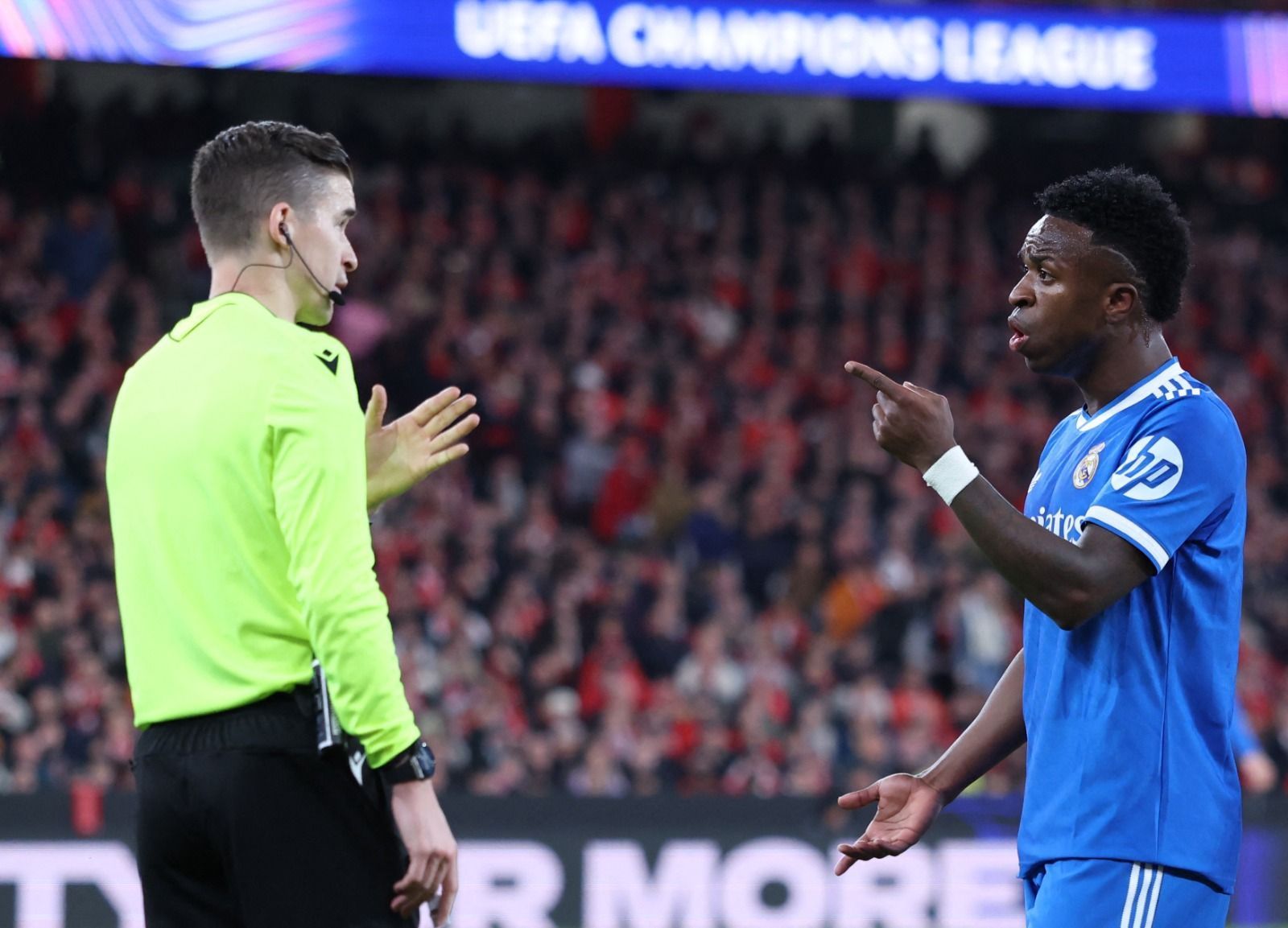 Vini Jr. faz desabafo nas redes após acusar jogador do Benfica de racismo