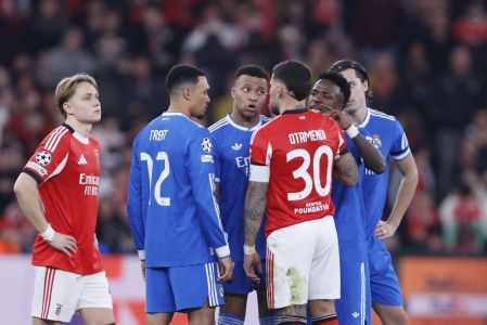 Mbappé discute com Nicolas Otamendi durante jogo entre Real Madrid e Benfica