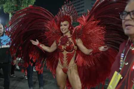 Estrela pop? Virginia gera tumulto na Sapucaí e é alvo de centenas de fotógrafos e jornalistas