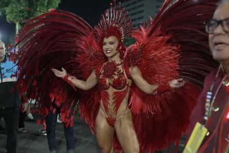 Estrela pop? Virginia gera tumulto na Sapucaí e é alvo de centenas de fotógrafos e jornalistas