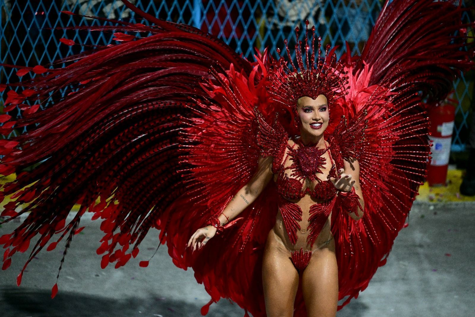 Estrela pop? Virginia gera tumulto na Sapucaí, no Rio, e é cercada por centenas de fotógrafos
