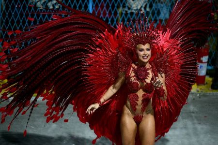 Virginia durante desfile pela Grande Rio, como Rainha de Bateria