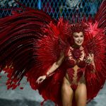 Estrela pop? Virginia gera tumulto na Sapucaí, no Rio, e é cercada por centenas de fotógrafos