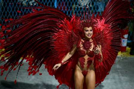Virginia durante desfile pela Grande Rio, como Rainha de Bateria