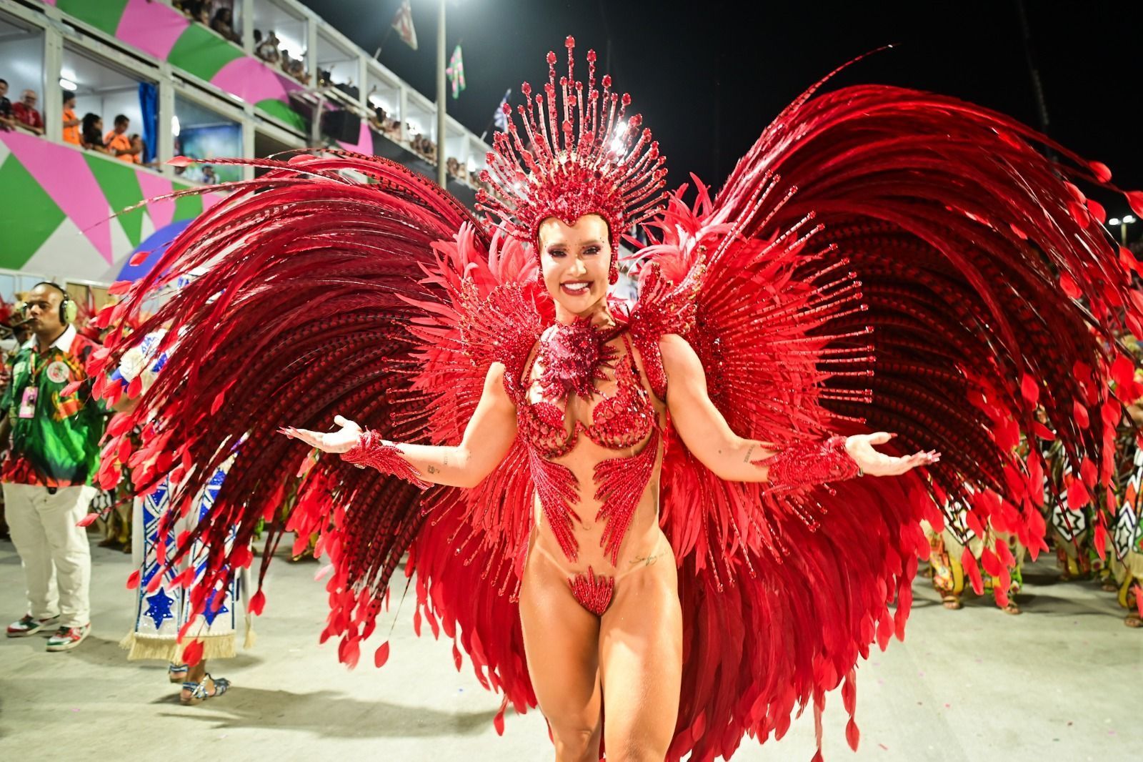 Virginia Fonseca tenta evitar exposição, mas fantasia descola na Sapucaí