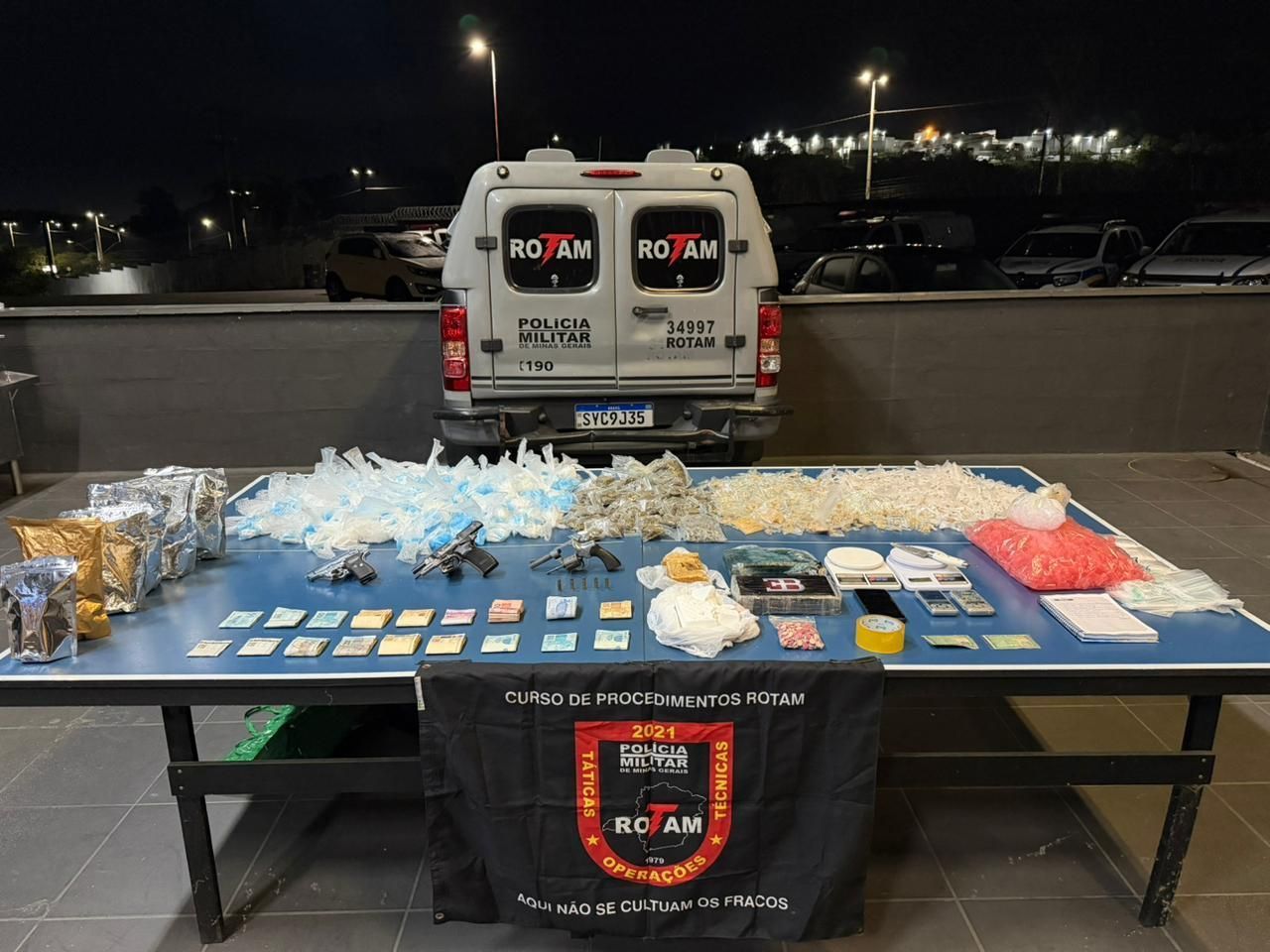 PM apreende 4,4 mil pinos de cocaína, 'maconha turbinada' e ecstasy na Grande BH