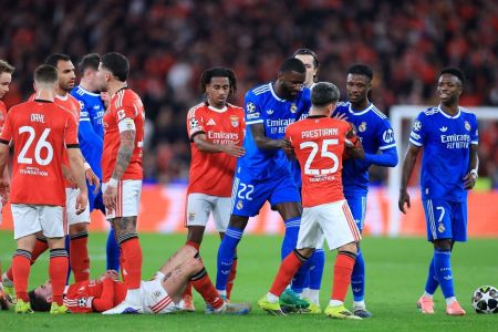 Vini Jr. e Prestianni discutem em jogo entre Benfica e Real Madrid, pela Champions League