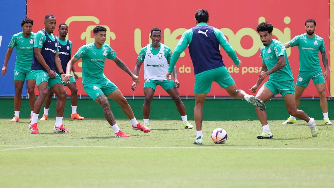 Jhon Arias treina com elenco do Palmeiras e vira opção para quartas do Paulista