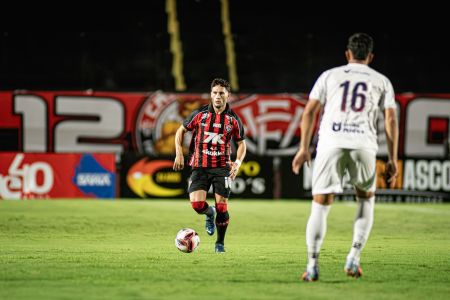 Emi Martínez, do Vitória, durante jogo contra o Bahia de Feira
