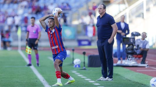 Rogério Ceni (à dir.) observa Luciano Juba cobrando lateral contra o O'Higgins