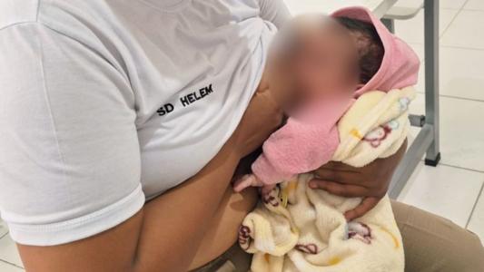 Policial militar lactante amamentando bebê resgatada em área de mata na Grande BH