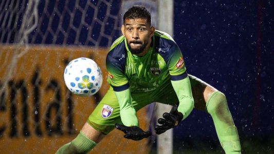 Goleiro Jori, do Betim, em ação durante jogo na Copa do Brasil