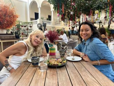 Daniela Filomeno em almoço com Astrid Gutsche, fundadora e confeiteira do Astrid y Gastón