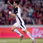 Garro marca golaço, e Corinthians bate Athletico-PR em jogo atrasado pelo Brasileiro