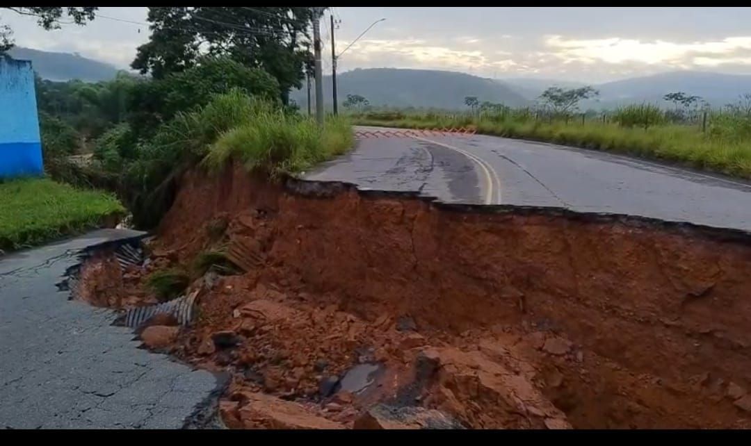 Cratera se abre no Acesso Norte após fortes chuvas em Juiz de Fora