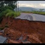 Cratera se abre no Acesso Norte após fortes chuvas em Juiz de Fora