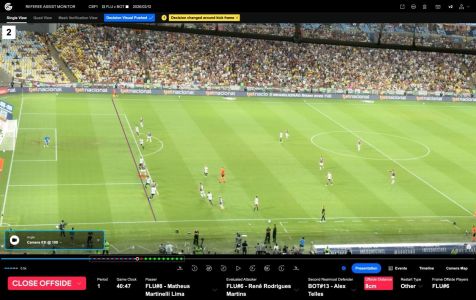 Imagem da revisão do impedimento semiautomático no Maracanã, no jogo entre Fluminense  e Botafogo