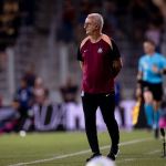 Dorival pede redução no número de 'gringos' no futebol brasileiro e faz alerta