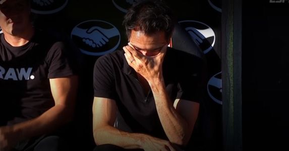 Eduardo Domínguez chora com aplausos da torcida do Estudiantes em despedida